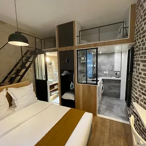 Cinq Diamants, Neuf Equipe Apartment